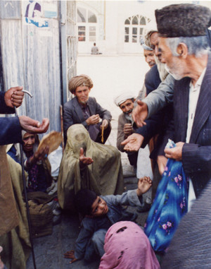 تا زمانی که بنیادگرایان این دزدان مال و ناموس مردم ما در حکومت اند، ملیون‌ها دست کماکان به گدایی دراز خواهد بود