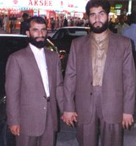 عكس‌ انفجاردهنده‌ی‌ خاین‌ بت‌های‌ بامیان‌ را با یكی‌ از همسرانش‌ در دوبی‌ نشان‌ می‌دهد.