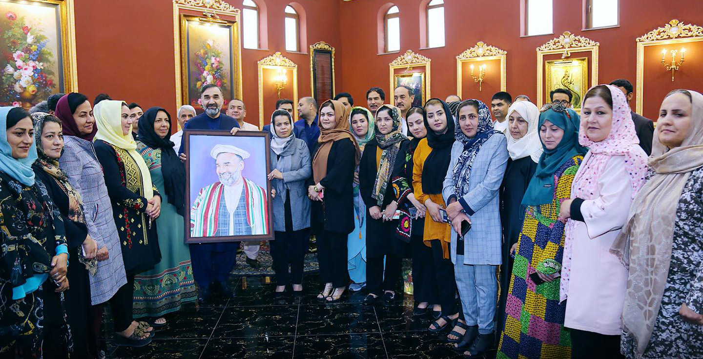 عطامحمد چور با جمعی از زنان