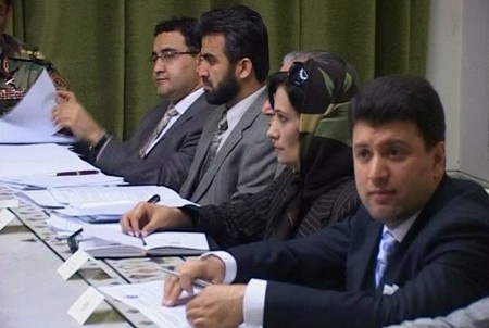 منیزه در جمع جاسوسان در وزارت خارجه در جریان کار روی استراتژی فروش افغانستان به امریکا منیژه در جمع جنایتپیشگان و جاسوسان در وزارت خارجه