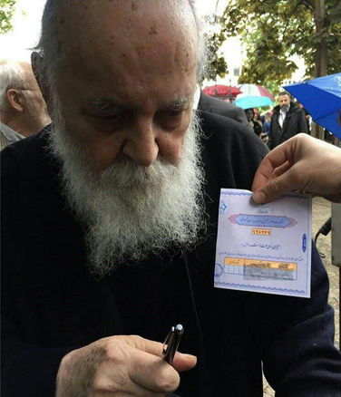 هوشنگ ابتهاج هم پای رژیم سفاک را بوسید!