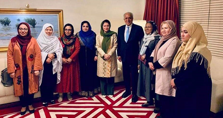 خلیلزاد با جمعی از زنان افغان که به دیدار هیئت طالبان وحشی شتافتند