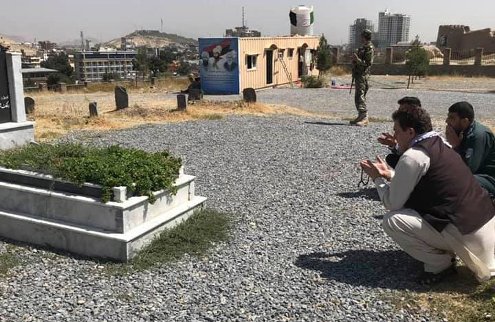 لطیف پدرام در حال دعاخوانی بر گور حبیبالله کلکانی