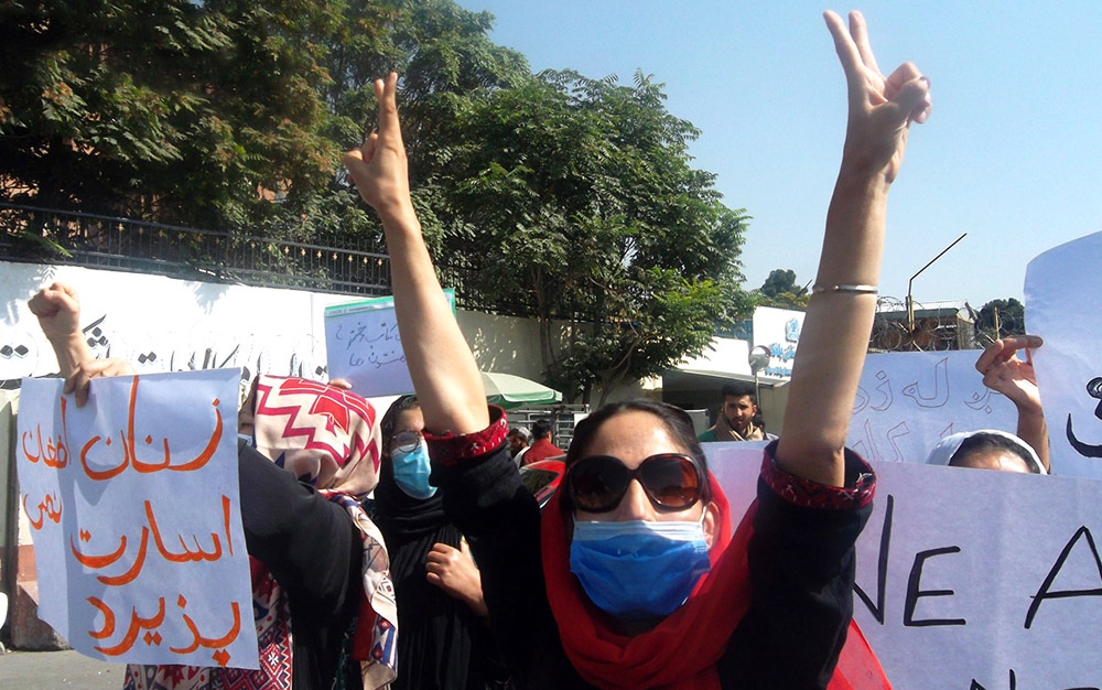 زنان افغان در نخستین روزهای حاکمیت طالبان ددمنش ثابت نمودند که در برابر قیدوبندهای قرونوسطایی طالبان سرخم نخواهند کرد.